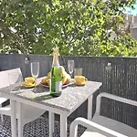 Apartman Tranquil Oasis 2 Bedroom Coastal Getaway By Namaste Elite *
